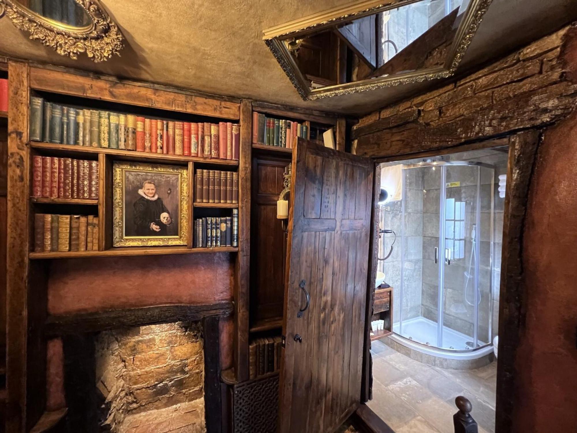 Hocus Pocus Tiny Hotel York Room photo
